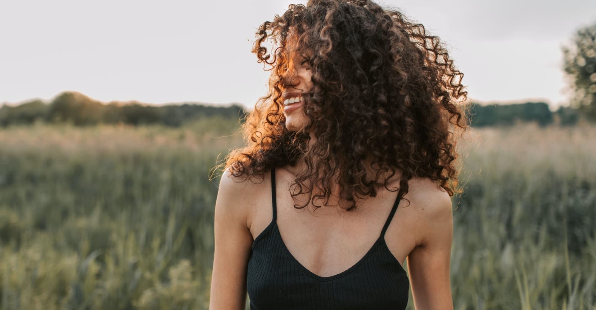 Una mujer feliz despues de comprar Cytotec en Colombia